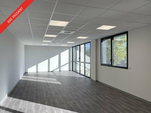 Bureaux à louer à Bourg-lès-Valence avec vitrine et parking extérieur