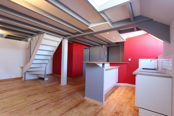 UN APPARTEMENT T2 BIS DUPLEX AVEC PARKING COUVERT, PROCHE DU CENTRE-VILLE. -