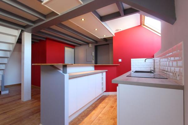 UN APPARTEMENT T2 BIS DUPLEX AVEC PARKING COUVERT, PROCHE DU CENTRE-VILLE. -