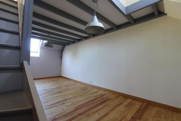 UN APPARTEMENT T2 BIS DUPLEX AVEC PARKING COUVERT, PROCHE DU CENTRE-VILLE. -
