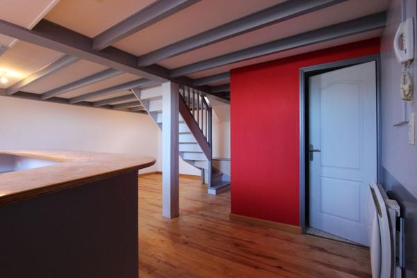 UN APPARTEMENT T2 BIS DUPLEX AVEC PARKING COUVERT, PROCHE DU CENTRE-VILLE. -