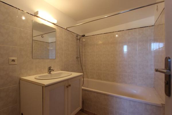 UN APPARTEMENT T2 BIS DUPLEX AVEC PARKING COUVERT, PROCHE DU CENTRE-VILLE. -