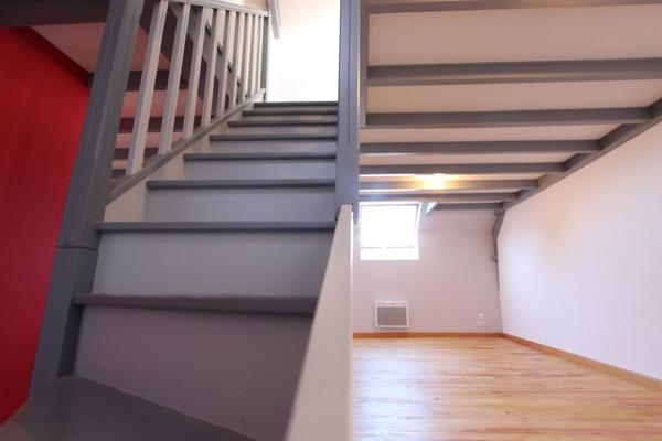 UN APPARTEMENT T2 BIS DUPLEX AVEC PARKING COUVERT, PROCHE DU CENTRE-VILLE. -