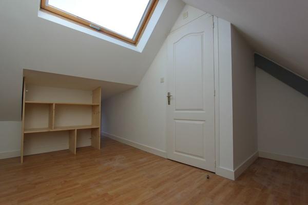 UN APPARTEMENT T2 BIS DUPLEX AVEC PARKING COUVERT, PROCHE DU CENTRE-VILLE. -