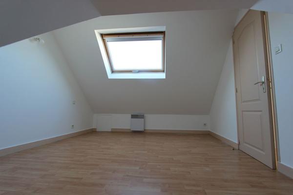 UN APPARTEMENT T2 BIS DUPLEX AVEC PARKING COUVERT, PROCHE DU CENTRE-VILLE. -