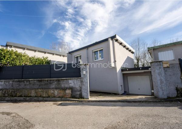 Située dans un secteur calme et recherché, à proximité des écoles, commerces, de la gare et du charmant village de Marque, cette maison mitoyenne par le garage offre environ 80 m² habitables sur une parcelle de 255 m².

Au rez-de-chaussée, nous retrouvons une belle entrée accueillante, une cuisine indépendante, un salon et un séjour lumineux créent un espace de vie agréable et bien distinct.

À l’étage, trois chambres confortables sont accompagnées d’une salle de bains et de son WC.

À l’extérieur, une terrasse s’ouvre sur un jardin exposé sud, sans vis-à-vis, idéal pour profiter des beaux jours en toute intimité.
 Un garage attenant et un portail électrique viennent compléter l’ensemble.

La maison bénéficie d’une isolation complète par l’extérieur, d’une climatisation réversible, de menuiseries en double vitrage et de volets roulants électriques sur la plupart des fenêtres.

Alliant confort et praticité, elle s’inscrit parfaitement dans un secteur convivial et recherché. Une visite vous permettra d’en apprécier tout le potentiel.