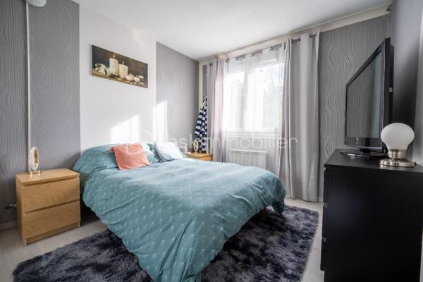 Située dans un secteur calme et recherché, à proximité des écoles, commerces, de la gare et du charmant village de Marque, cette maison mitoyenne par le garage offre environ 80 m² habitables sur une parcelle de 255 m².

Au rez-de-chaussée, nous retrouvons une belle entrée accueillante, une cuisine indépendante, un salon et un séjour lumineux créent un espace de vie agréable et bien distinct.

À l’étage, trois chambres confortables sont accompagnées d’une salle de bains et de son WC.

À l’extérieur, une terrasse s’ouvre sur un jardin exposé sud, sans vis-à-vis, idéal pour profiter des beaux jours en toute intimité.
 Un garage attenant et un portail électrique viennent compléter l’ensemble.

La maison bénéficie d’une isolation complète par l’extérieur, d’une climatisation réversible, de menuiseries en double vitrage et de volets roulants électriques sur la plupart des fenêtres.

Alliant confort et praticité, elle s’inscrit parfaitement dans un secteur convivial et recherché. Une visite vous permettra d’en apprécier tout le potentiel.