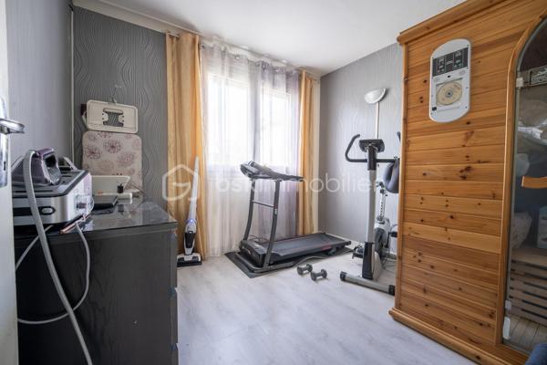 Située dans un secteur calme et recherché, à proximité des écoles, commerces, de la gare et du charmant village de Marque, cette maison mitoyenne par le garage offre environ 80 m² habitables sur une parcelle de 255 m².

Au rez-de-chaussée, nous retrouvons une belle entrée accueillante, une cuisine indépendante, un salon et un séjour lumineux créent un espace de vie agréable et bien distinct.

À l’étage, trois chambres confortables sont accompagnées d’une salle de bains et de son WC.

À l’extérieur, une terrasse s’ouvre sur un jardin exposé sud, sans vis-à-vis, idéal pour profiter des beaux jours en toute intimité.
 Un garage attenant et un portail électrique viennent compléter l’ensemble.

La maison bénéficie d’une isolation complète par l’extérieur, d’une climatisation réversible, de menuiseries en double vitrage et de volets roulants électriques sur la plupart des fenêtres.

Alliant confort et praticité, elle s’inscrit parfaitement dans un secteur convivial et recherché. Une visite vous permettra d’en apprécier tout le potentiel.