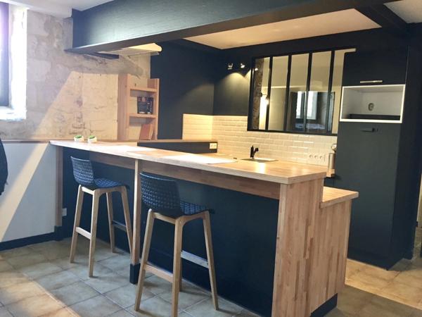 CENTRE VILLE - Appartement deux pieces de 37 m2 hab, idealement situe au premier etage d'un ancien immeuble rehabilite. Secteur Calme, proche de la place de Verdun et du marche. Une copropriete bien entretenu avec des charges moderes. Vendu loue find du bail 10/09/2023  