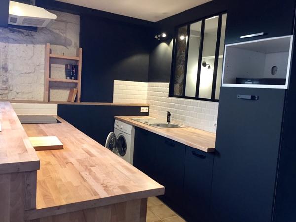 CENTRE VILLE - Appartement deux pieces de 37 m2 hab, idealement situe au premier etage d'un ancien immeuble rehabilite. Secteur Calme, proche de la place de Verdun et du marche. Une copropriete bien entretenu avec des charges moderes. Vendu loue find du bail 10/09/2023  
