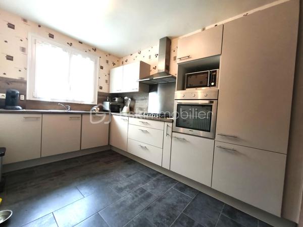 🏡 BAYEUX – MAISON SANS TRAVAUX – CLASSE ÉNERGÉTIQUE B

Venez poser vos valises dans cette belle maison, idéalement située à proximité du centre-ville et des commerces !

Vous recherchez une maison prête à vivre, confortable et économe en énergie ? Cette propriété saura vous séduire par ses prestations et son emplacement.

Aucun travaux à prévoir : vous n’avez plus qu’à vous installer !

La maison comprend au rez-de-chaussée une entrée, un salon, une salle à manger, une cuisine aménagée et équipée, ainsi qu’une salle d’eau avec WC.

Un garage avec une belle hauteur sous plafond complète ce niveau. Il offre également la possibilité d’envisager la création d’une chambre ou d’une pièce supplémentaire, sous réserve des autorisations nécessaires.

À l’étage, un palier dessert deux chambres, ainsi qu’un bureau pouvant également faire office de chambre, et une salle de bains avec toilettes .

Le tout est édifié sur un terrain de 250 m² environ , facile à entretenir et entièrement clos .

⭐ Les points forts :
Classe énergétique B : excellente performance énergétique
Aucun travaux à prévoir
Proche du centre-ville de Bayeux
À proximité immédiate des commerces
Pompe à chaleur
Ballon thermodynamique
Maison isolée par l’extérieur + combles 
Assainissement collectif
Garage avec belle hauteur sous plafond
Volets et velux électriques



💚 Une maison confortable, bien isolée et performante énergétiquement, bénéficiant d’un emplacement pratique à proximité du centre-ville et des commodités.

Une belle opportunité à Bayeux pour ceux qui souhaitent s’installer sans avoir à prévoir de travaux !

📞 À découvrir rapidement.