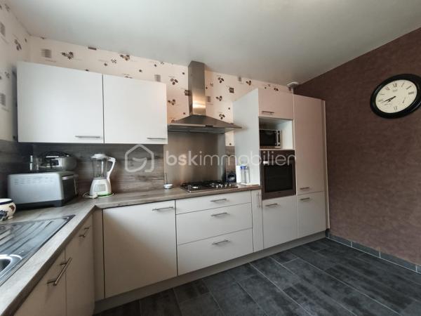 🏡 BAYEUX – MAISON SANS TRAVAUX – CLASSE ÉNERGÉTIQUE B

Venez poser vos valises dans cette belle maison, idéalement située à proximité du centre-ville et des commerces !

Vous recherchez une maison prête à vivre, confortable et économe en énergie ? Cette propriété saura vous séduire par ses prestations et son emplacement.

Aucun travaux à prévoir : vous n’avez plus qu’à vous installer !

La maison comprend au rez-de-chaussée une entrée, un salon, une salle à manger, une cuisine aménagée et équipée, ainsi qu’une salle d’eau avec WC.

Un garage avec une belle hauteur sous plafond complète ce niveau. Il offre également la possibilité d’envisager la création d’une chambre ou d’une pièce supplémentaire, sous réserve des autorisations nécessaires.

À l’étage, un palier dessert deux chambres, ainsi qu’un bureau pouvant également faire office de chambre, et une salle de bains avec toilettes .

Le tout est édifié sur un terrain de 250 m² environ , facile à entretenir et entièrement clos .

⭐ Les points forts :
Classe énergétique B : excellente performance énergétique
Aucun travaux à prévoir
Proche du centre-ville de Bayeux
À proximité immédiate des commerces
Pompe à chaleur
Ballon thermodynamique
Maison isolée par l’extérieur + combles 
Assainissement collectif
Garage avec belle hauteur sous plafond
Volets et velux électriques



💚 Une maison confortable, bien isolée et performante énergétiquement, bénéficiant d’un emplacement pratique à proximité du centre-ville et des commodités.

Une belle opportunité à Bayeux pour ceux qui souhaitent s’installer sans avoir à prévoir de travaux !

📞 À découvrir rapidement.