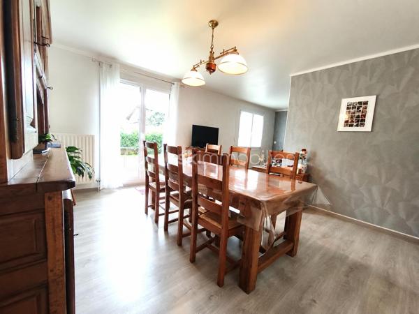 🏡 BAYEUX – MAISON SANS TRAVAUX – CLASSE ÉNERGÉTIQUE B

Venez poser vos valises dans cette belle maison, idéalement située à proximité du centre-ville et des commerces !

Vous recherchez une maison prête à vivre, confortable et économe en énergie ? Cette propriété saura vous séduire par ses prestations et son emplacement.

Aucun travaux à prévoir : vous n’avez plus qu’à vous installer !

La maison comprend au rez-de-chaussée une entrée, un salon, une salle à manger, une cuisine aménagée et équipée, ainsi qu’une salle d’eau avec WC.

Un garage avec une belle hauteur sous plafond complète ce niveau. Il offre également la possibilité d’envisager la création d’une chambre ou d’une pièce supplémentaire, sous réserve des autorisations nécessaires.

À l’étage, un palier dessert deux chambres, ainsi qu’un bureau pouvant également faire office de chambre, et une salle de bains avec toilettes .

Le tout est édifié sur un terrain de 250 m² environ , facile à entretenir et entièrement clos .

⭐ Les points forts :
Classe énergétique B : excellente performance énergétique
Aucun travaux à prévoir
Proche du centre-ville de Bayeux
À proximité immédiate des commerces
Pompe à chaleur
Ballon thermodynamique
Maison isolée par l’extérieur + combles 
Assainissement collectif
Garage avec belle hauteur sous plafond
Volets et velux électriques



💚 Une maison confortable, bien isolée et performante énergétiquement, bénéficiant d’un emplacement pratique à proximité du centre-ville et des commodités.

Une belle opportunité à Bayeux pour ceux qui souhaitent s’installer sans avoir à prévoir de travaux !

📞 À découvrir rapidement.