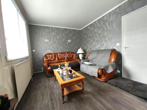 🏡 BAYEUX – MAISON SANS TRAVAUX – CLASSE ÉNERGÉTIQUE B

Venez poser vos valises dans cette belle maison, idéalement située à proximité du centre-ville et des commerces !

Vous recherchez une maison prête à vivre, confortable et économe en énergie ? Cette propriété saura vous séduire par ses prestations et son emplacement.

Aucun travaux à prévoir : vous n’avez plus qu’à vous installer !

La maison comprend au rez-de-chaussée une entrée, un salon, une salle à manger, une cuisine aménagée et équipée, ainsi qu’une salle d’eau avec WC.

Un garage avec une belle hauteur sous plafond complète ce niveau. Il offre également la possibilité d’envisager la création d’une chambre ou d’une pièce supplémentaire, sous réserve des autorisations nécessaires.

À l’étage, un palier dessert deux chambres, ainsi qu’un bureau pouvant également faire office de chambre, et une salle de bains avec toilettes .

Le tout est édifié sur un terrain de 250 m² environ , facile à entretenir et entièrement clos .

⭐ Les points forts :
Classe énergétique B : excellente performance énergétique
Aucun travaux à prévoir
Proche du centre-ville de Bayeux
À proximité immédiate des commerces
Pompe à chaleur
Ballon thermodynamique
Maison isolée par l’extérieur + combles 
Assainissement collectif
Garage avec belle hauteur sous plafond
Volets et velux électriques



💚 Une maison confortable, bien isolée et performante énergétiquement, bénéficiant d’un emplacement pratique à proximité du centre-ville et des commodités.

Une belle opportunité à Bayeux pour ceux qui souhaitent s’installer sans avoir à prévoir de travaux !

📞 À découvrir rapidement.