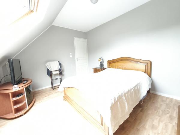 🏡 BAYEUX – MAISON SANS TRAVAUX – CLASSE ÉNERGÉTIQUE B

Venez poser vos valises dans cette belle maison, idéalement située à proximité du centre-ville et des commerces !

Vous recherchez une maison prête à vivre, confortable et économe en énergie ? Cette propriété saura vous séduire par ses prestations et son emplacement.

Aucun travaux à prévoir : vous n’avez plus qu’à vous installer !

La maison comprend au rez-de-chaussée une entrée, un salon, une salle à manger, une cuisine aménagée et équipée, ainsi qu’une salle d’eau avec WC.

Un garage avec une belle hauteur sous plafond complète ce niveau. Il offre également la possibilité d’envisager la création d’une chambre ou d’une pièce supplémentaire, sous réserve des autorisations nécessaires.

À l’étage, un palier dessert deux chambres, ainsi qu’un bureau pouvant également faire office de chambre, et une salle de bains avec toilettes .

Le tout est édifié sur un terrain de 250 m² environ , facile à entretenir et entièrement clos .

⭐ Les points forts :
Classe énergétique B : excellente performance énergétique
Aucun travaux à prévoir
Proche du centre-ville de Bayeux
À proximité immédiate des commerces
Pompe à chaleur
Ballon thermodynamique
Maison isolée par l’extérieur + combles 
Assainissement collectif
Garage avec belle hauteur sous plafond
Volets et velux électriques



💚 Une maison confortable, bien isolée et performante énergétiquement, bénéficiant d’un emplacement pratique à proximité du centre-ville et des commodités.

Une belle opportunité à Bayeux pour ceux qui souhaitent s’installer sans avoir à prévoir de travaux !

📞 À découvrir rapidement.