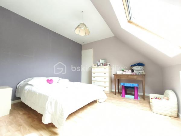 🏡 BAYEUX – MAISON SANS TRAVAUX – CLASSE ÉNERGÉTIQUE B

Venez poser vos valises dans cette belle maison, idéalement située à proximité du centre-ville et des commerces !

Vous recherchez une maison prête à vivre, confortable et économe en énergie ? Cette propriété saura vous séduire par ses prestations et son emplacement.

Aucun travaux à prévoir : vous n’avez plus qu’à vous installer !

La maison comprend au rez-de-chaussée une entrée, un salon, une salle à manger, une cuisine aménagée et équipée, ainsi qu’une salle d’eau avec WC.

Un garage avec une belle hauteur sous plafond complète ce niveau. Il offre également la possibilité d’envisager la création d’une chambre ou d’une pièce supplémentaire, sous réserve des autorisations nécessaires.

À l’étage, un palier dessert deux chambres, ainsi qu’un bureau pouvant également faire office de chambre, et une salle de bains avec toilettes .

Le tout est édifié sur un terrain de 250 m² environ , facile à entretenir et entièrement clos .

⭐ Les points forts :
Classe énergétique B : excellente performance énergétique
Aucun travaux à prévoir
Proche du centre-ville de Bayeux
À proximité immédiate des commerces
Pompe à chaleur
Ballon thermodynamique
Maison isolée par l’extérieur + combles 
Assainissement collectif
Garage avec belle hauteur sous plafond
Volets et velux électriques



💚 Une maison confortable, bien isolée et performante énergétiquement, bénéficiant d’un emplacement pratique à proximité du centre-ville et des commodités.

Une belle opportunité à Bayeux pour ceux qui souhaitent s’installer sans avoir à prévoir de travaux !

📞 À découvrir rapidement.