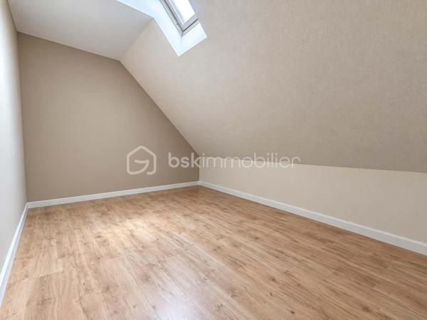🏡 BAYEUX – MAISON SANS TRAVAUX – CLASSE ÉNERGÉTIQUE B

Venez poser vos valises dans cette belle maison, idéalement située à proximité du centre-ville et des commerces !

Vous recherchez une maison prête à vivre, confortable et économe en énergie ? Cette propriété saura vous séduire par ses prestations et son emplacement.

Aucun travaux à prévoir : vous n’avez plus qu’à vous installer !

La maison comprend au rez-de-chaussée une entrée, un salon, une salle à manger, une cuisine aménagée et équipée, ainsi qu’une salle d’eau avec WC.

Un garage avec une belle hauteur sous plafond complète ce niveau. Il offre également la possibilité d’envisager la création d’une chambre ou d’une pièce supplémentaire, sous réserve des autorisations nécessaires.

À l’étage, un palier dessert deux chambres, ainsi qu’un bureau pouvant également faire office de chambre, et une salle de bains avec toilettes .

Le tout est édifié sur un terrain de 250 m² environ , facile à entretenir et entièrement clos .

⭐ Les points forts :
Classe énergétique B : excellente performance énergétique
Aucun travaux à prévoir
Proche du centre-ville de Bayeux
À proximité immédiate des commerces
Pompe à chaleur
Ballon thermodynamique
Maison isolée par l’extérieur + combles 
Assainissement collectif
Garage avec belle hauteur sous plafond
Volets et velux électriques



💚 Une maison confortable, bien isolée et performante énergétiquement, bénéficiant d’un emplacement pratique à proximité du centre-ville et des commodités.

Une belle opportunité à Bayeux pour ceux qui souhaitent s’installer sans avoir à prévoir de travaux !

📞 À découvrir rapidement.