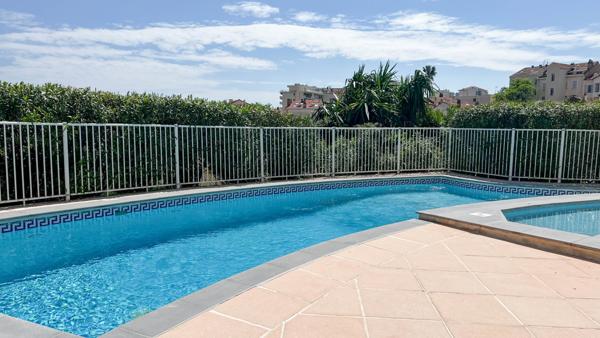 Cannes (06400) Exclusivité - Cannes - Aperçu mer - Villa sur le toit 5P 125m2 - Terrasse de 150m2 - Piscine - 2 garages -