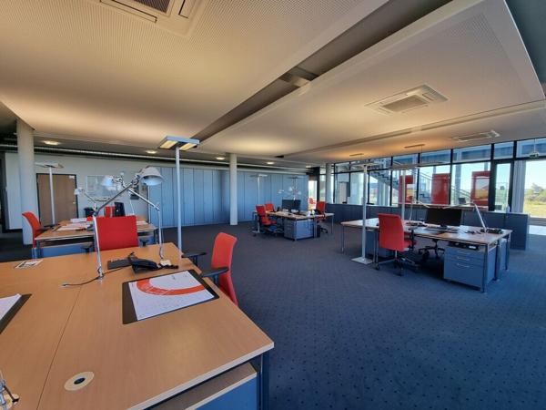 AU NORD DE GRAND POITIERS - TRES BEL ENSEMBLE DE BUREAUX A LOUER - PRESTATION DE HAUT NIVEAU - 321,50m²