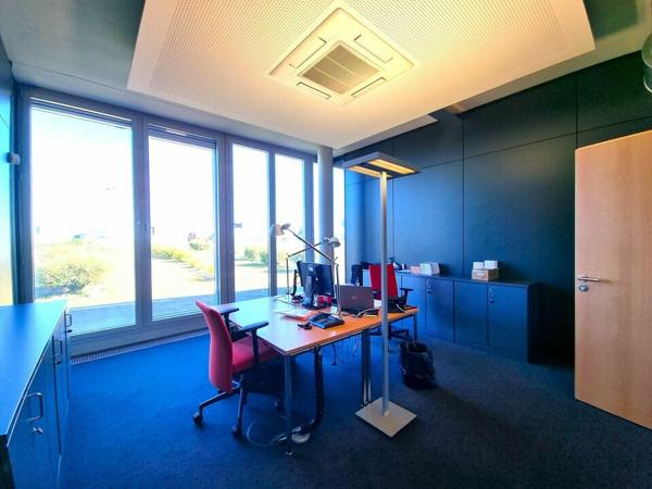 AU NORD DE GRAND POITIERS - TRES BEL ENSEMBLE DE BUREAUX A LOUER - PRESTATION DE HAUT NIVEAU - 321,50m²