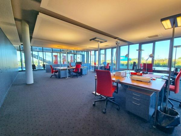 AU NORD DE GRAND POITIERS - TRES BEL ENSEMBLE DE BUREAUX A LOUER - PRESTATION DE HAUT NIVEAU - 321,50m²
