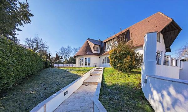 Elégante demeure de 217 m² sur une parcelle de 1 700 m² - BASSENS