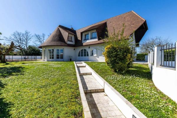 Elégante demeure de 217 m² sur une parcelle de 1 700 m² - BASSENS