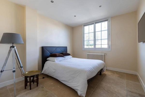 Elégante demeure de 217 m² sur une parcelle de 1 700 m² - BASSENS