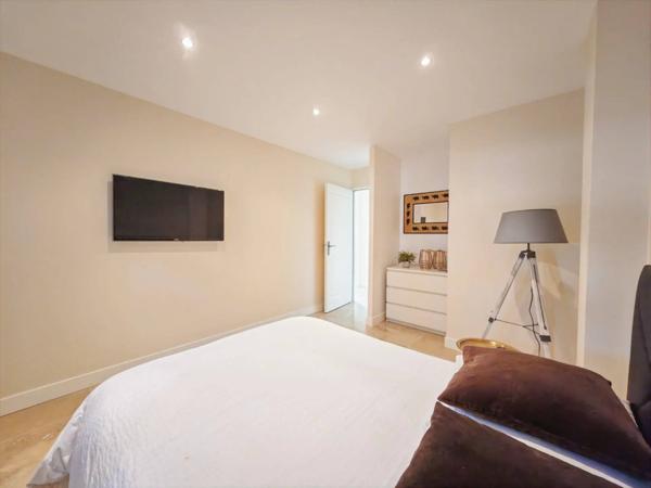 Elégante demeure de 217 m² sur une parcelle de 1 700 m² - BASSENS