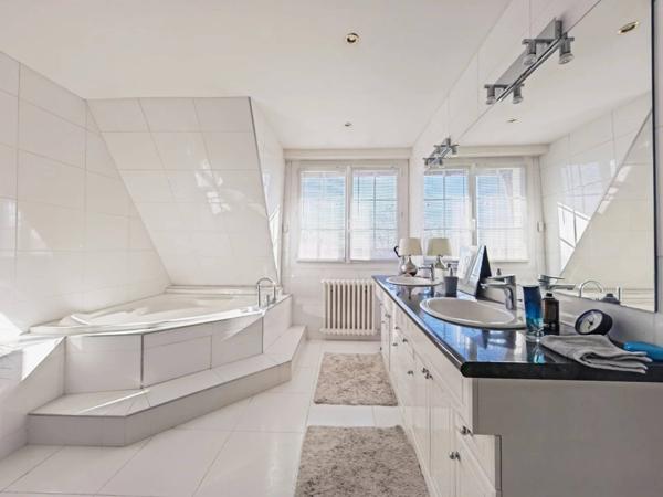 Elégante demeure de 217 m² sur une parcelle de 1 700 m² - BASSENS