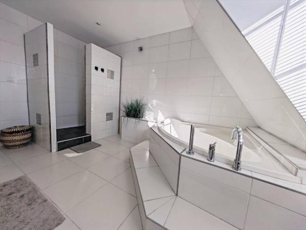 Elégante demeure de 217 m² sur une parcelle de 1 700 m² - BASSENS