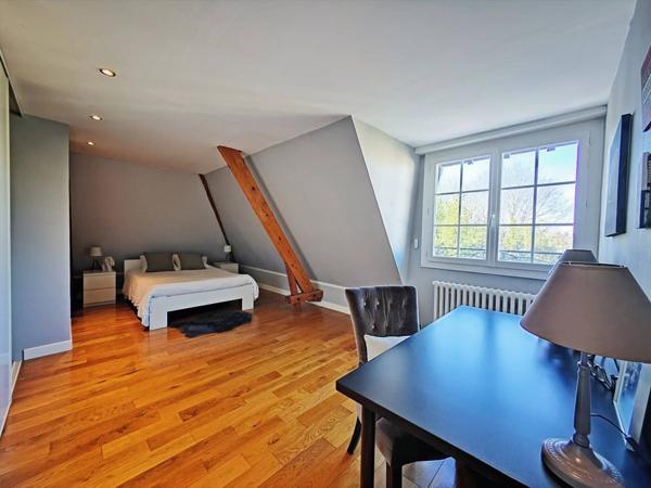 Elégante demeure de 217 m² sur une parcelle de 1 700 m² - BASSENS