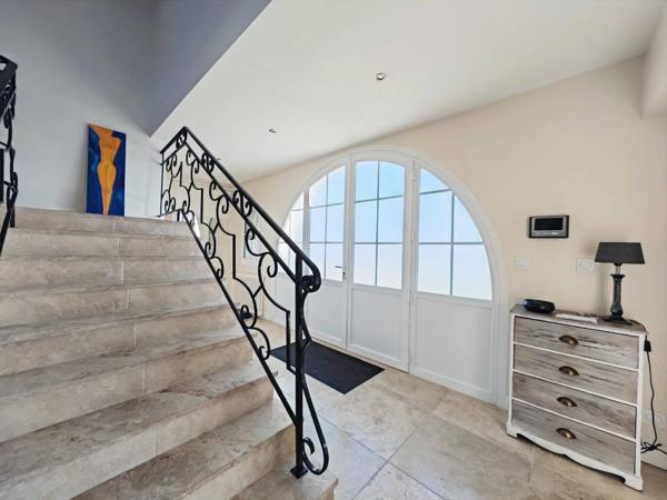 Elégante demeure de 217 m² sur une parcelle de 1 700 m² - BASSENS