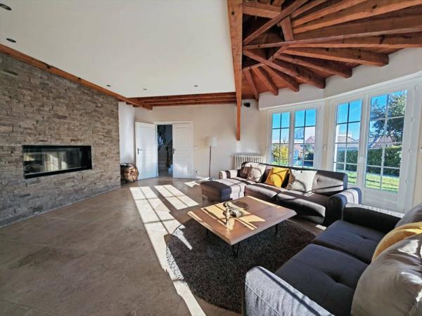 Elégante demeure de 217 m² sur une parcelle de 1 700 m² - BASSENS