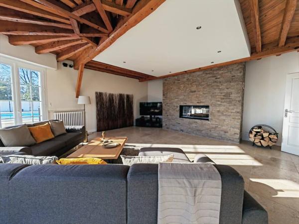 Elégante demeure de 217 m² sur une parcelle de 1 700 m² - BASSENS