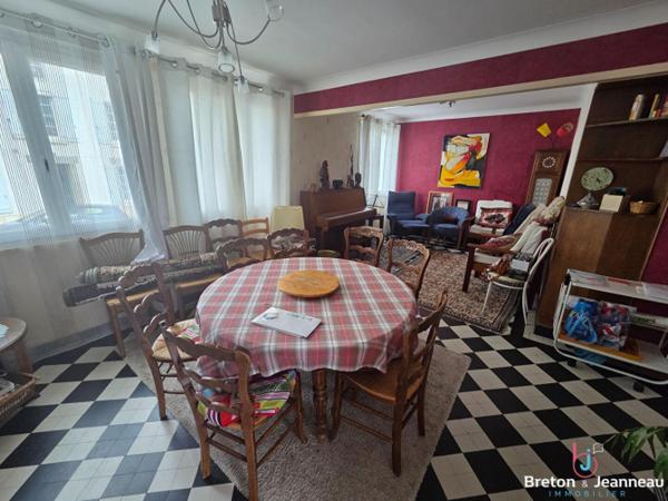 Maison avec studio indépendant centre de Montsûrs