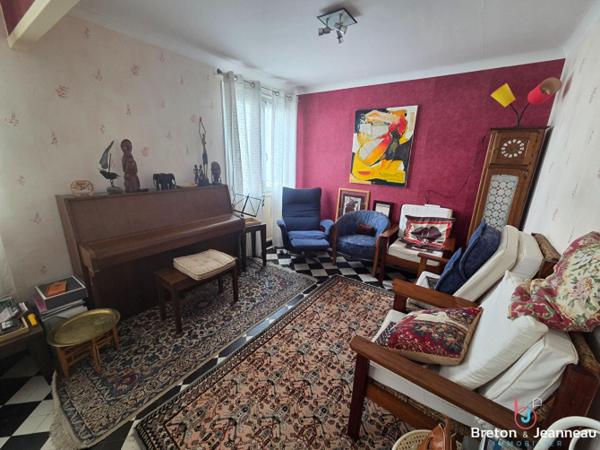 Maison avec studio indépendant centre de Montsûrs