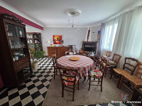 Maison avec studio indépendant centre de Montsûrs