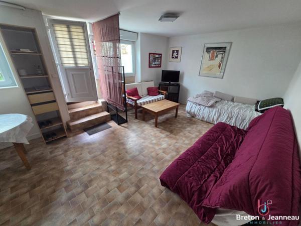 Maison avec studio indépendant centre de Montsûrs