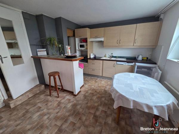 Maison avec studio indépendant centre de Montsûrs