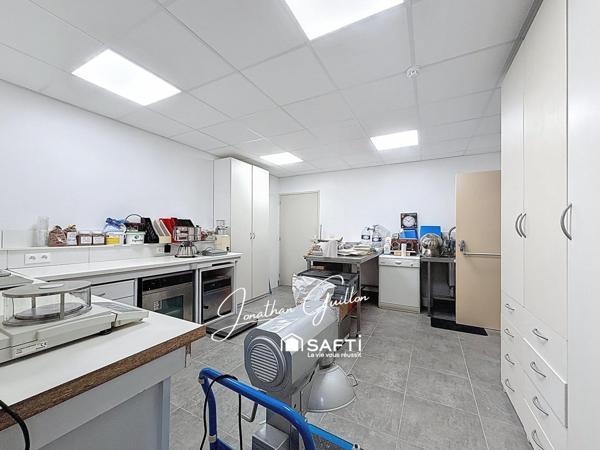 Immeuble composé de locaux commerciaux et d’un appartement – idéal investissement.