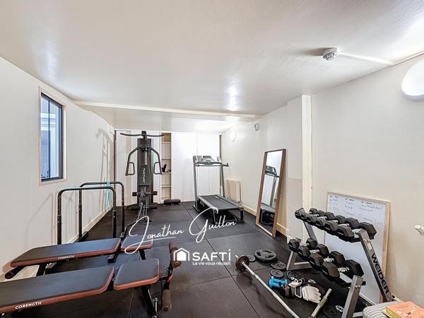 Immeuble composé de locaux commerciaux et d’un appartement – idéal investissement.