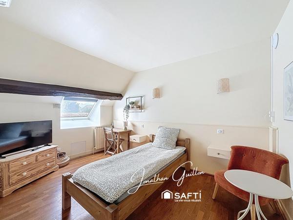 Immeuble composé de locaux commerciaux et d’un appartement – idéal investissement.