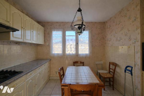 Maison à rénover, 90m², élevée sur sous-sol, 5pcs, 4 ch