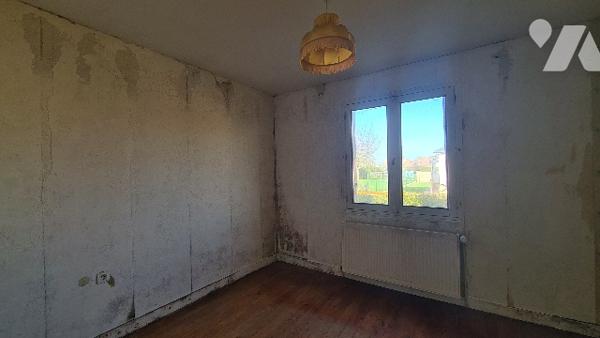 Maison à rénover, 90m², élevée sur sous-sol, 5pcs, 4 ch