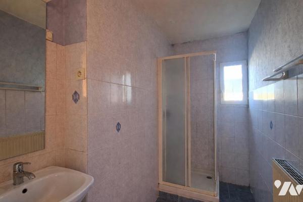 Maison à rénover, 90m², élevée sur sous-sol, 5pcs, 4 ch