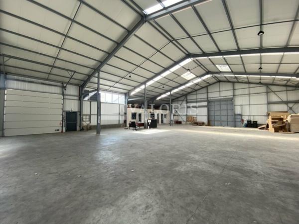 Local d’activités de 1 350m² à la vente