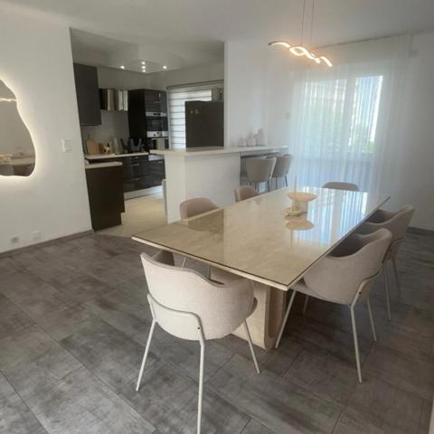 Très bel et grand appartement type F4 avec double balcons et parking