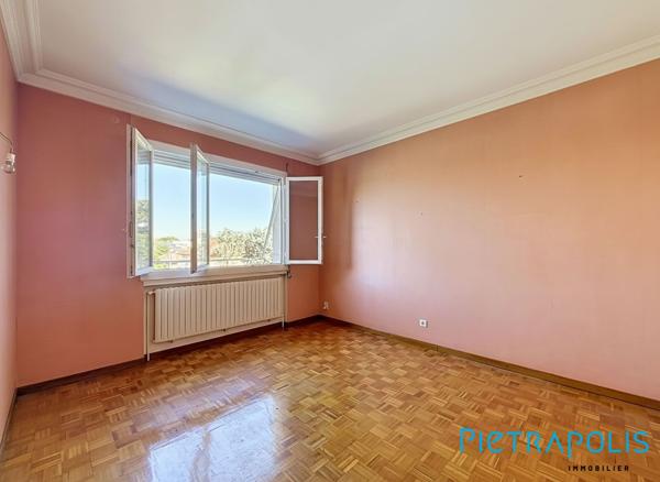 VÉNISSIEUX 69200 (GABRIEL PERI) 10 MIN LYON 8ème – Maison individuelle 130 m² avec 4 Chambres dont studio indépendant, sous-sol complet et terrain clos de 662 m²