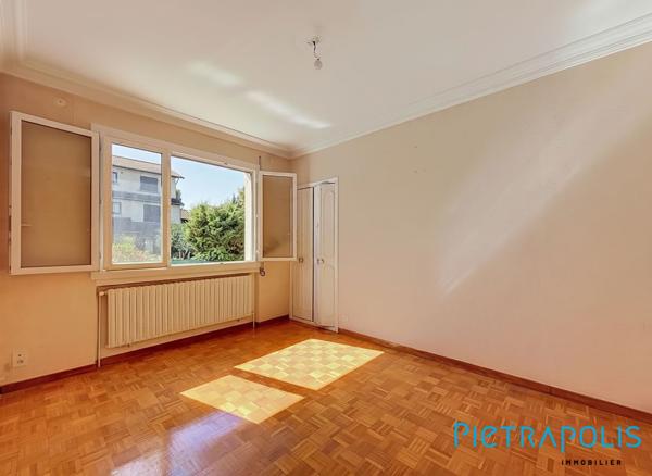 VÉNISSIEUX 69200 (GABRIEL PERI) 10 MIN LYON 8ème – Maison individuelle 130 m² avec 4 Chambres dont studio indépendant, sous-sol complet et terrain clos de 662 m²